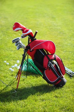 golfbag, yeşil çim arka planda golf kulüpleri