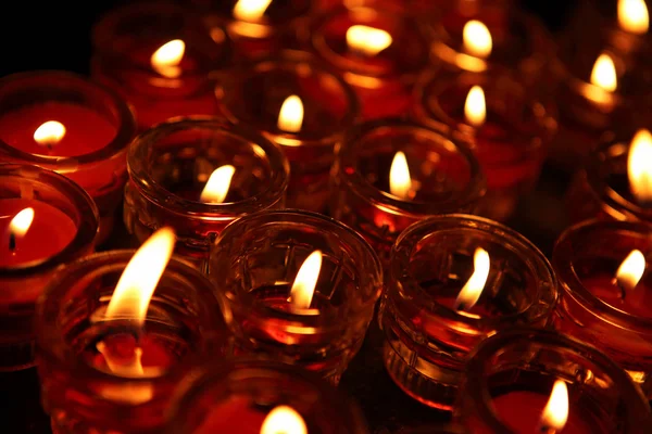 祈祷蜡烛在寺庙里的 lignting. — 图库照片