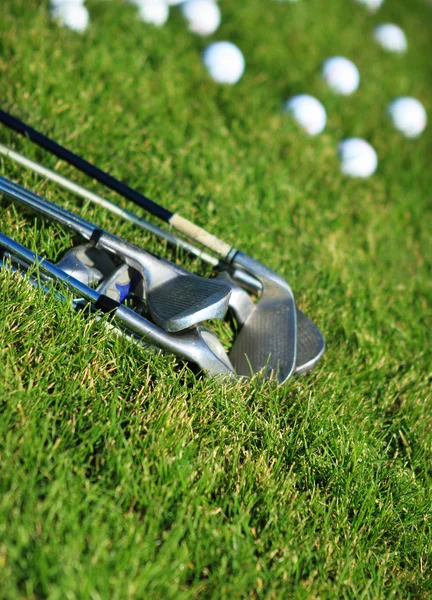 Μπαστούνια του γκολφ και μπάλες του γκολφ — Φωτογραφία Αρχείου