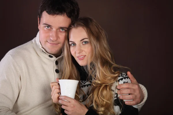 Portrét šťastný mladý pár s cup — Stock fotografie