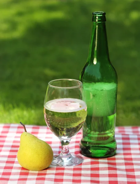 Pear cider and one pear — Stock Photo, Image