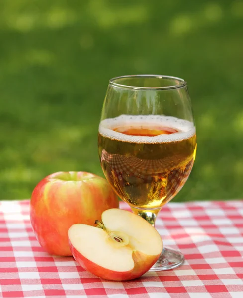 Sidra de manzana y manzanas — Foto de Stock