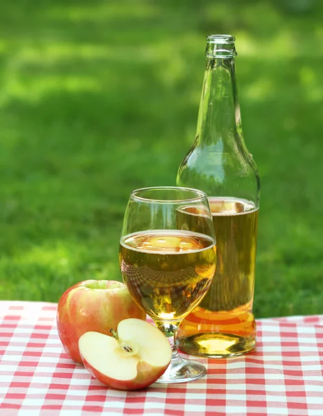 Cidra de maçã e maçãs — Fotografia de Stock