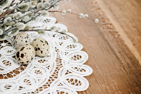 Пятнистые яйца и ива на деревянном фоне — стоковое фото