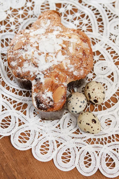 Benekli yumurta ve Paskalya pasta üzerinde ahşap — Stok fotoğraf