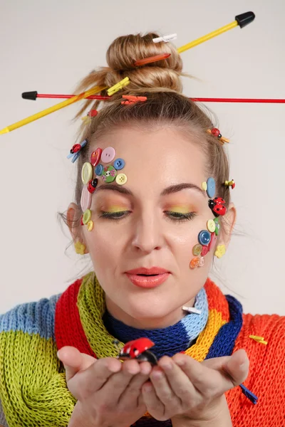Yaratıcılık ile genç sarışın bir kadın portresi makyaj — Stok fotoğraf