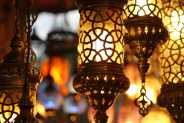 Vintage tradicional lâmpadas turcas sobre fundo de luz — Fotografia de Stock
