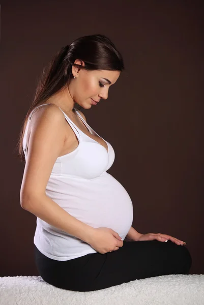 Glücklich schwangere Frau berührt ihren Bauch — Stockfoto