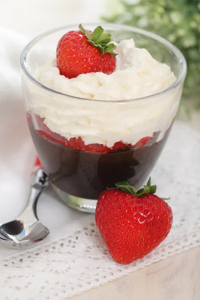 Erdbeer-Dessert mit Schlagsahne — Stockfoto