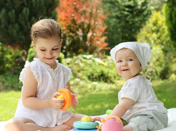 여름 정원에서 두 명의 작은 자매 — 스톡 사진