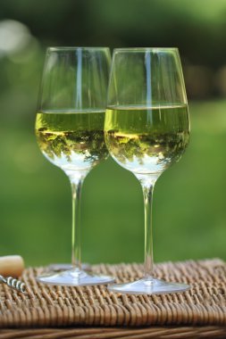iki bardak beyaz şarap