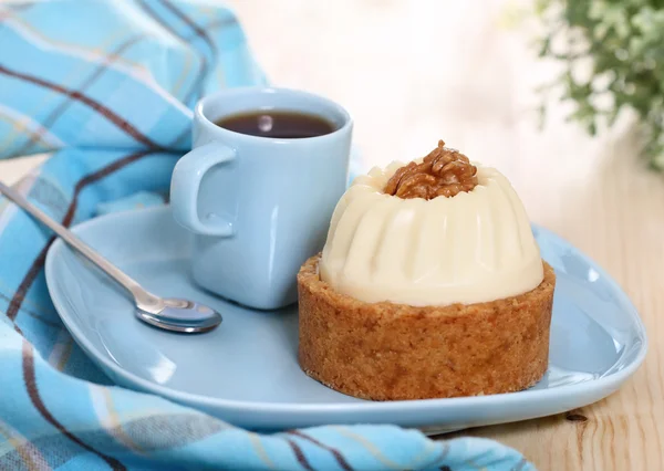 호두 케이크는 크림으로 장식 — 스톡 사진