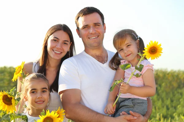 Glad ung familj med döttrar utomhus — Stockfoto