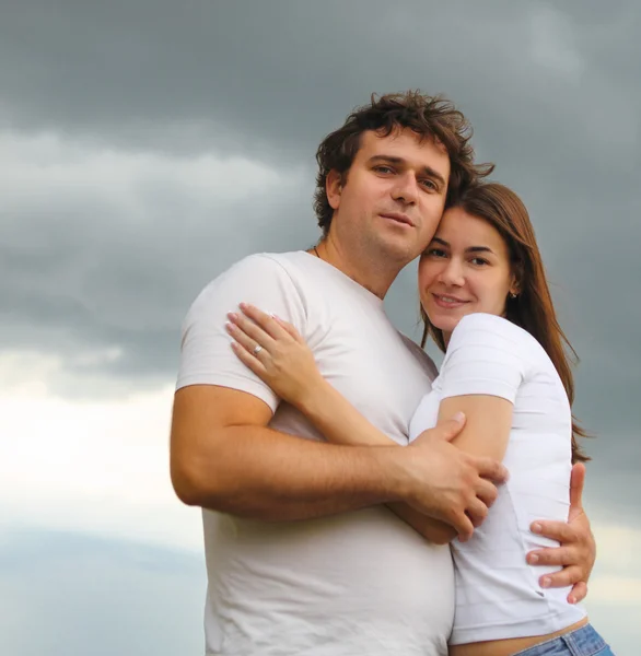 Retrato de um jovem casal apaixonado ao ar livre — Fotografia de Stock