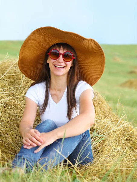 Sorridente ragazza bruna in cappello — Foto Stock