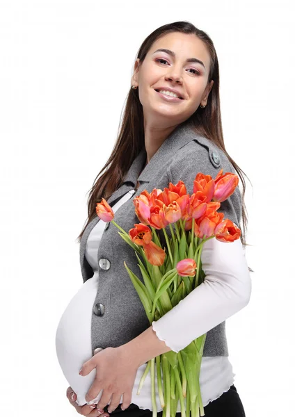 Donna incinta felice con tulipani — Foto Stock