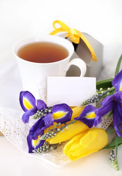 Čaj s květy a krabičky — Stock fotografie