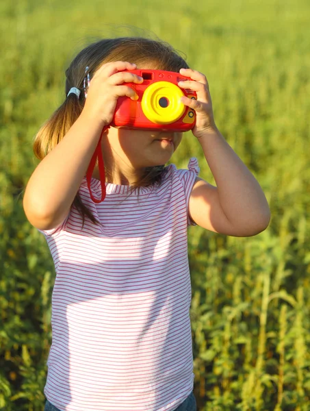 Portret van het kleine meisje met speelgoed camera — Stockfoto