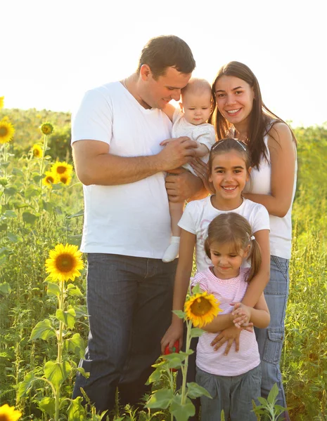 Familia joven y feliz con niños —  Fotos de Stock