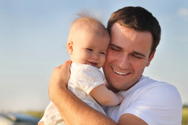 Šťastný mladý otec s malou dcerou — Stock fotografie