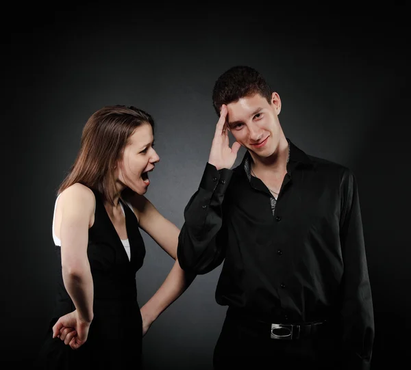 Retrato de um jovem casal gritando — Fotografia de Stock