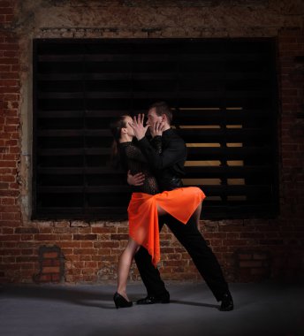 Tango dansçılar içinde hareket