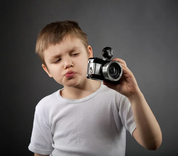 오래 된 카메라와 함께 작은 소년 — 스톡 사진