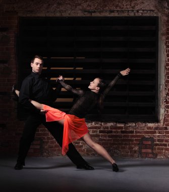 Tango dansçılar içinde hareket