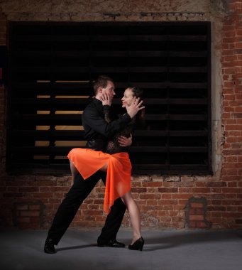 Tango dansçılar içinde hareket