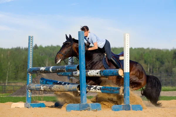 Jovem pulando com cavalo baía — Fotografia de Stock