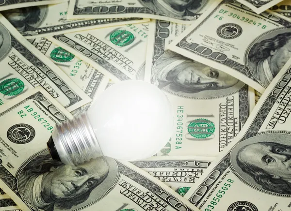 Lámpara sobre fondo de dólares — Foto de Stock