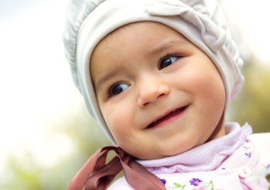 Yeşil çimenlerin üzerinde kız