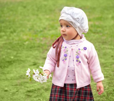 Yeşil çimenlerin üzerinde kız