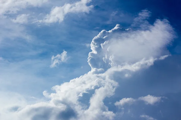 Білі хмари на блакитному небі — стокове фото