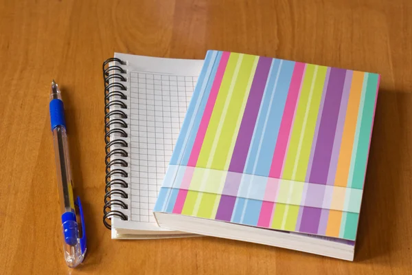Öppna anteckningsboken och en penna — Stockfoto