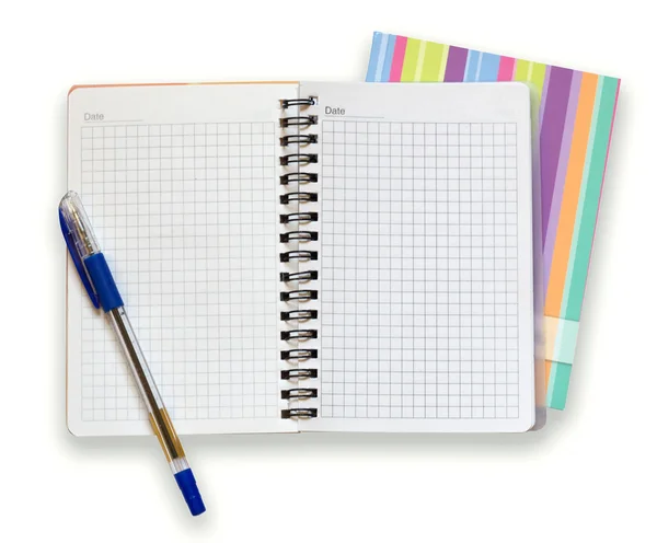 Caderno aberto e uma caneta — Fotografia de Stock