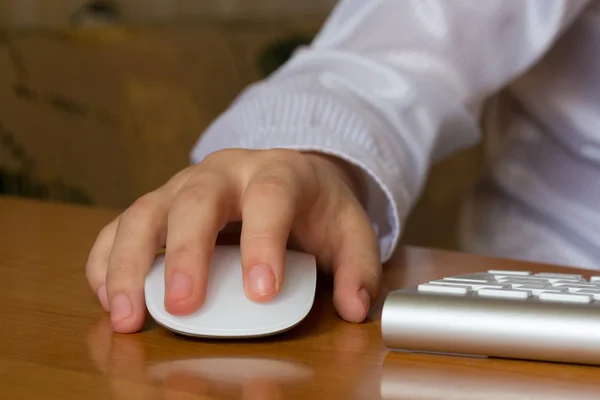Mão trabalhando com mouse — Fotografia de Stock