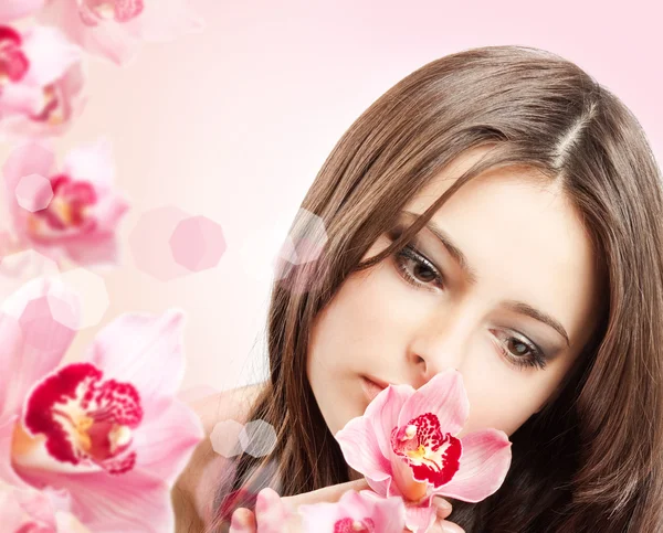 Schönes Mädchen mit Orchidee — Stockfoto