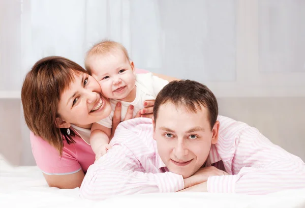 Lycklig familj inomhus — Stockfoto