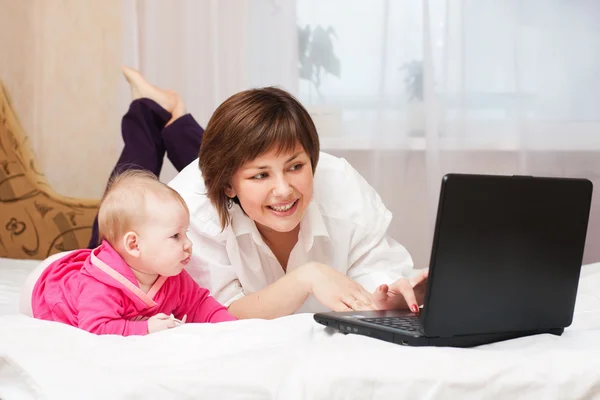 Мать и ребенок с ноутбуком — стоковое фото