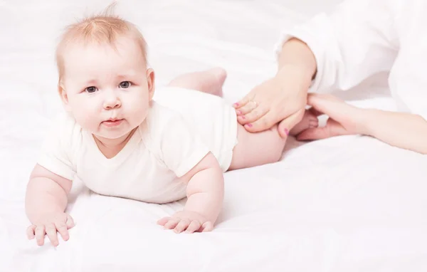 Madre massaggiare ed esercitare il suo piccolo bambino — Foto Stock