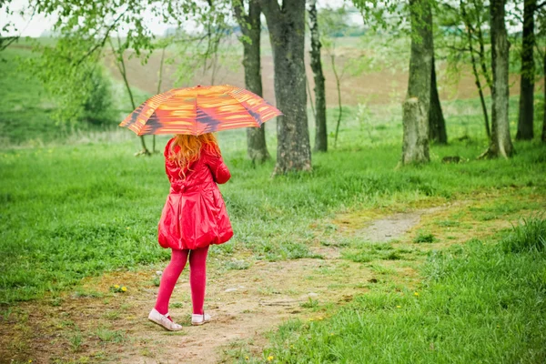 Niña con paraguas al aire libre — Foto de Stock