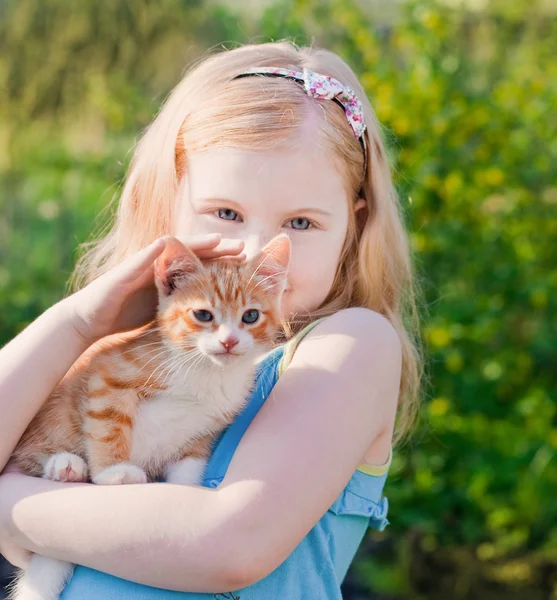 Посмішка дівчина з кішкою на відкритому повітрі — стокове фото