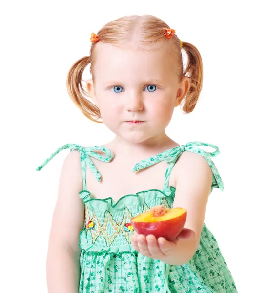 Liten flicka med persika isolerad på vit — Stockfoto