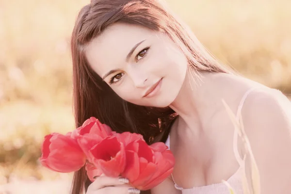 花のある美しい女の子 — ストック写真