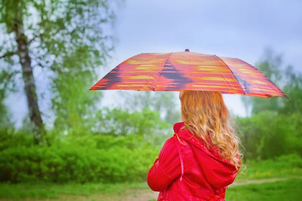 Bambina con ombrello all'aperto — Foto Stock