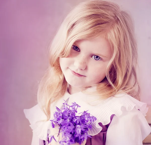 Mooi meisje met bloemen — Stockfoto