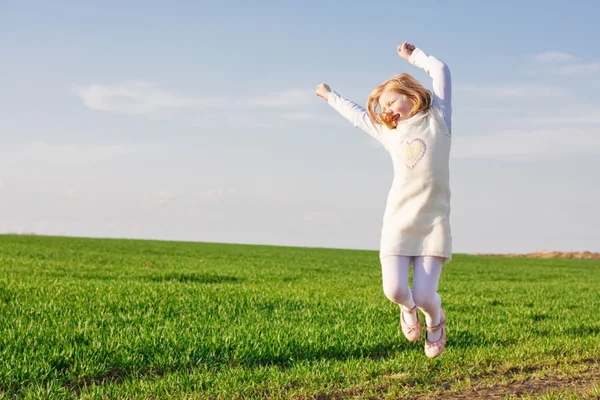 Маленькая девочка прыгает на открытом воздухе — стоковое фото