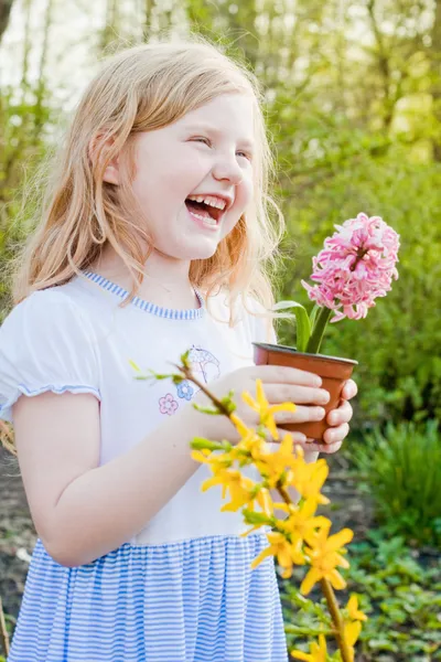 快乐的女孩在花园中白い背景に対して隔離されるプリンター — 图库照片