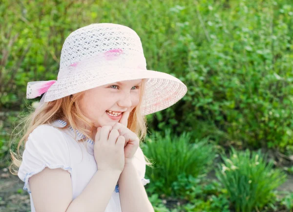 Sorria menina ao ar livre — Fotografia de Stock